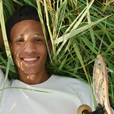 homme heureux couché dans l'herbe