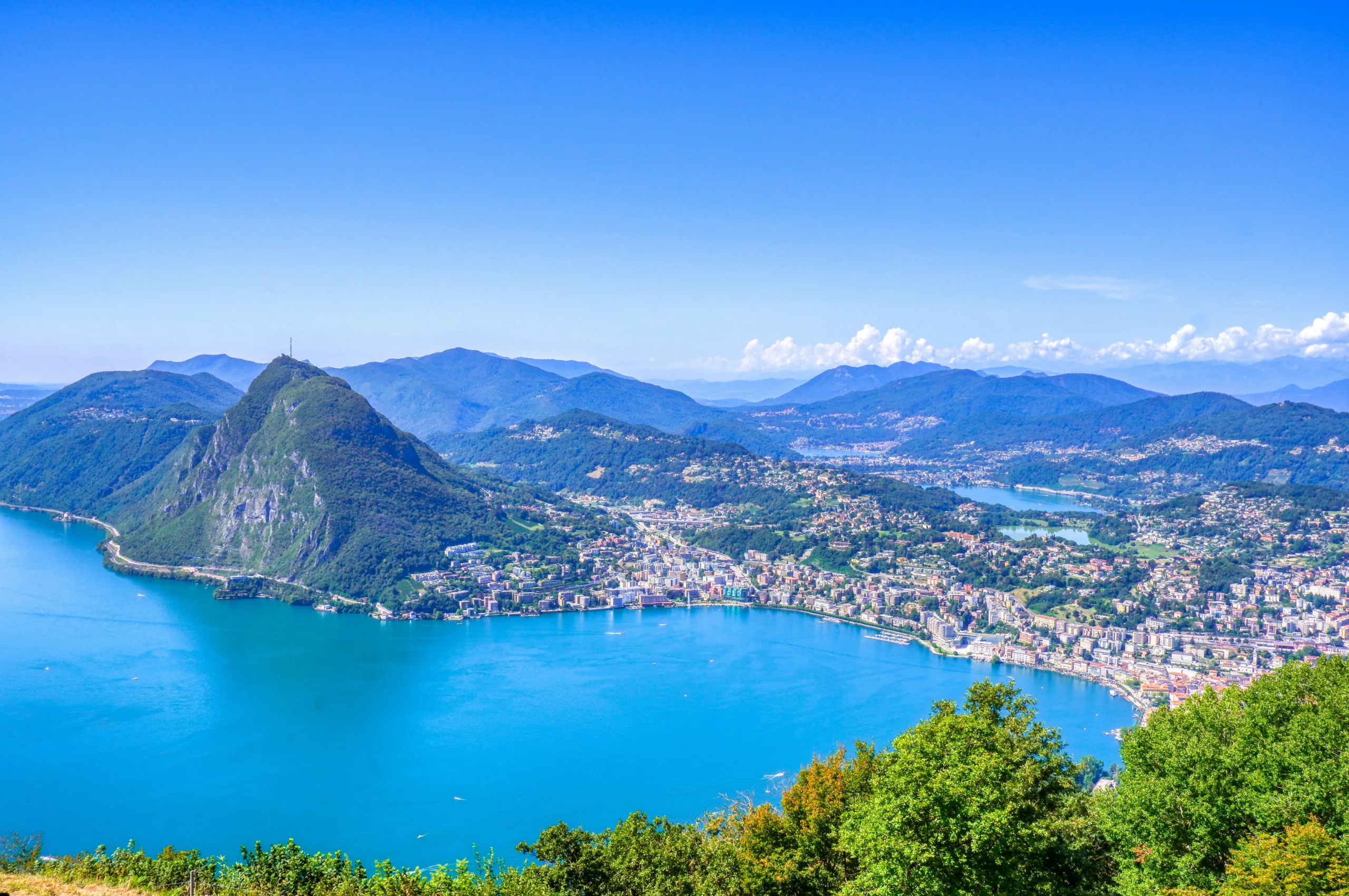 la ville de lugano vue d'une colline